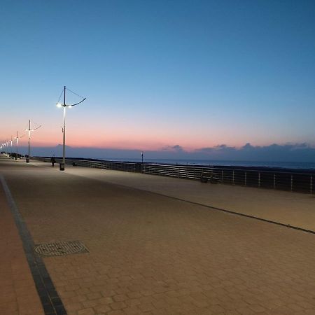 Zilverzand aan zee - frontaal zeezicht Koksijde Buitenkant foto