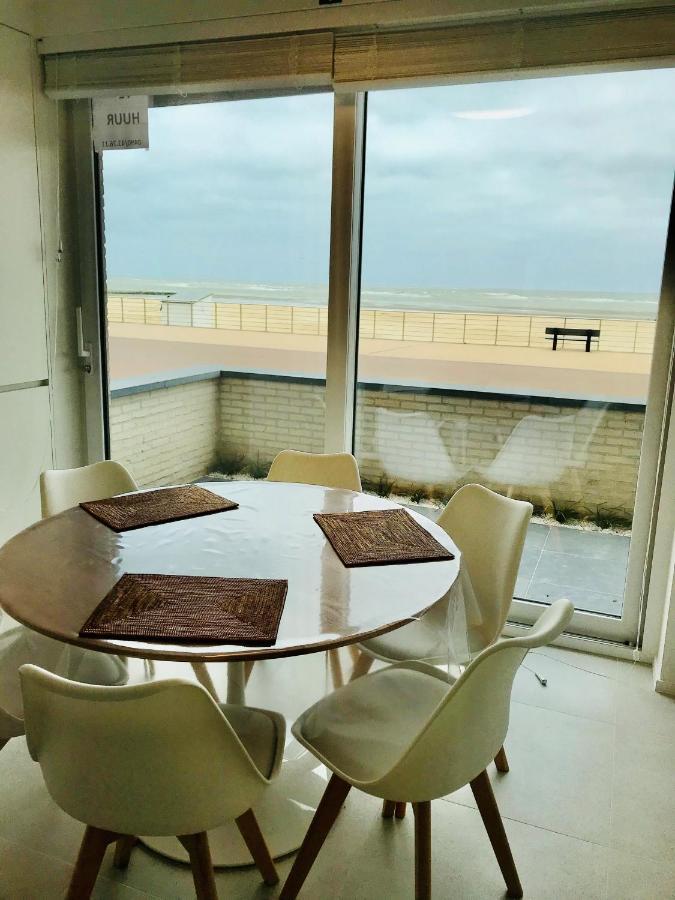 Zilverzand aan zee - frontaal zeezicht Koksijde Buitenkant foto